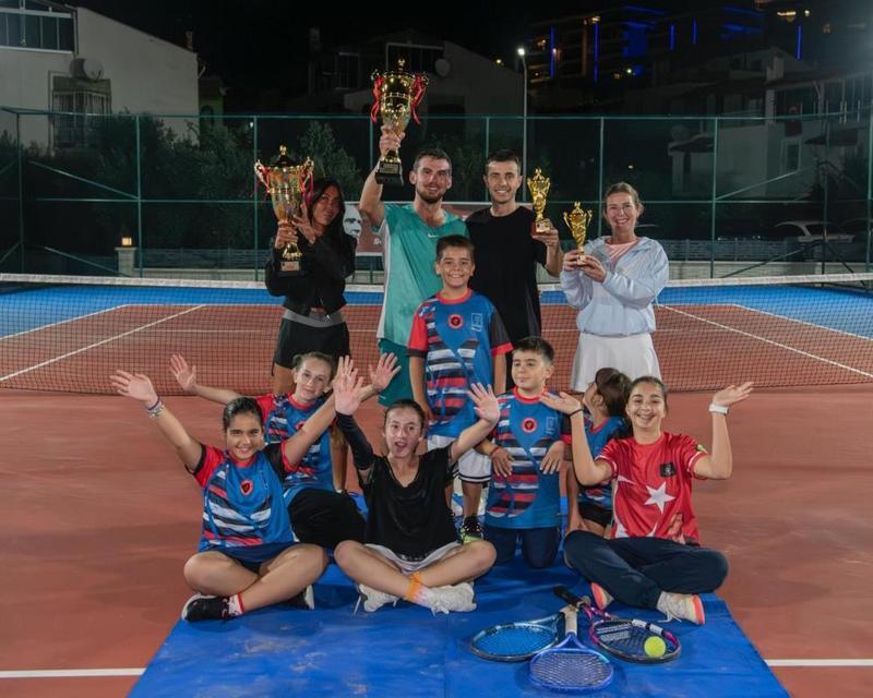 Kuşadası'nda Cumhuriyet coşkusu kortlara taşındı