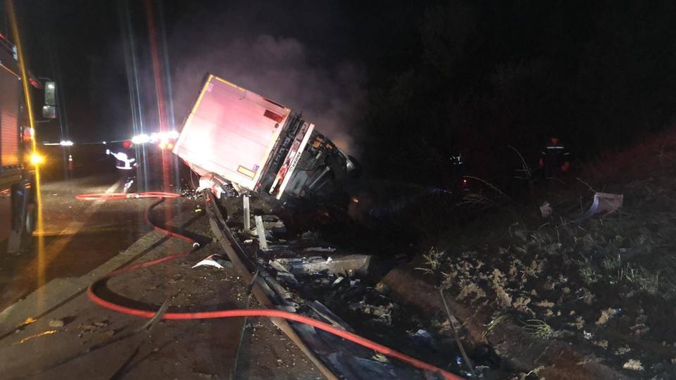 Kaza yapan tır alev alev yandı