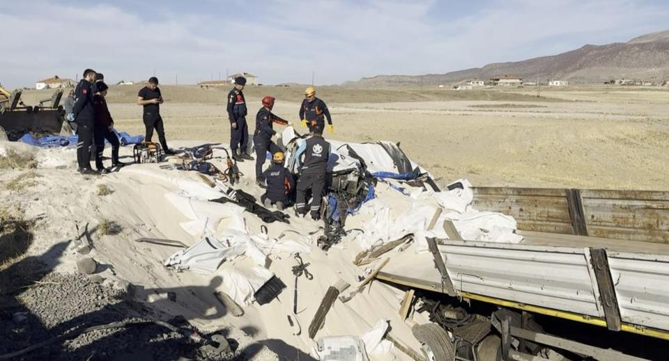 Tır şarampole düştü, sürücü kum altında kalan kabin içerisinde can verdi