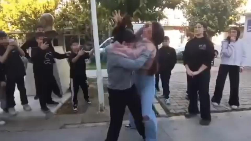 Ortaokullu kızlar birbirine girdi, ayırmak yerine video çektiler