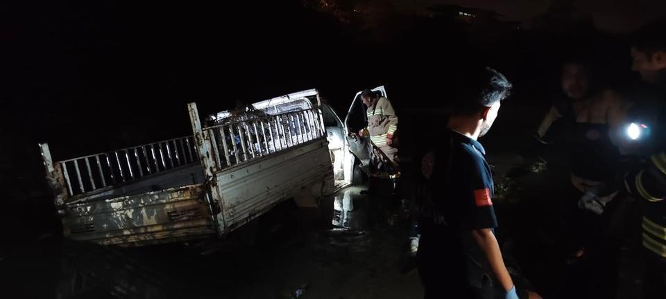 Asi Nehri’ne düşen araçtaki 2 kişi yaralandı