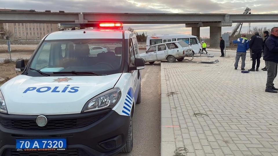 Yolcu minibüsü ile otomobil çarpıştı: 2 yaralı