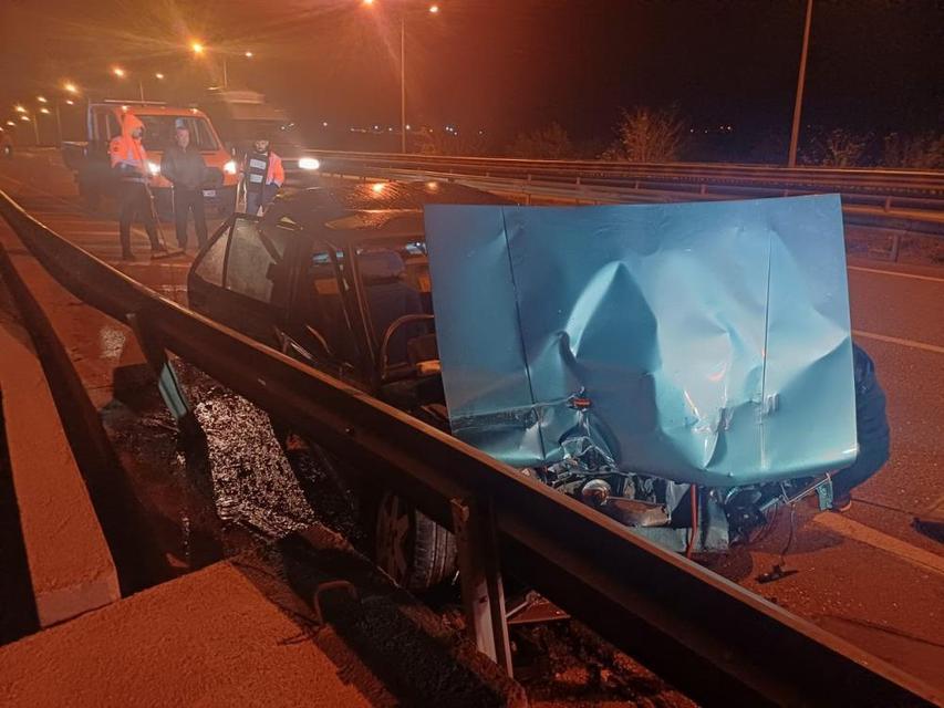 Otomobil bariyerlere çarptı: 1 yaralı