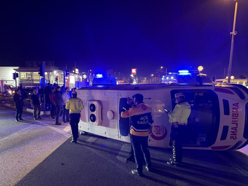 Ambulans kaza yaptı