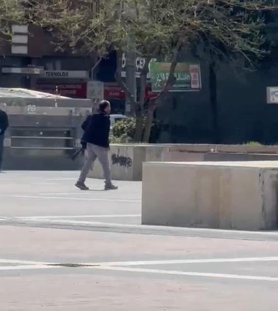 Elinde silahla polise kendini ihbar etti, etrafa ateş açtı