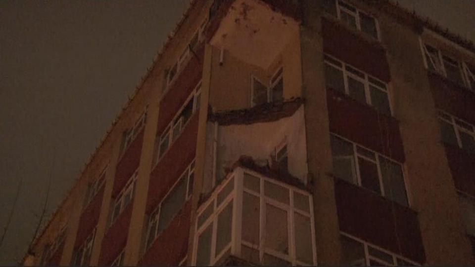 Binanın balkonu sağanak sonrası çöktü