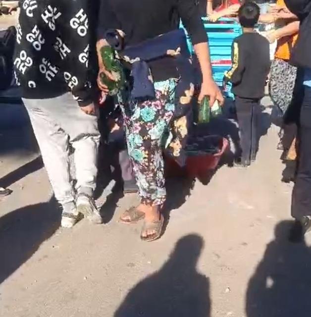 Bir mahalle taş, şişe ve sopalarla birbirine girdi