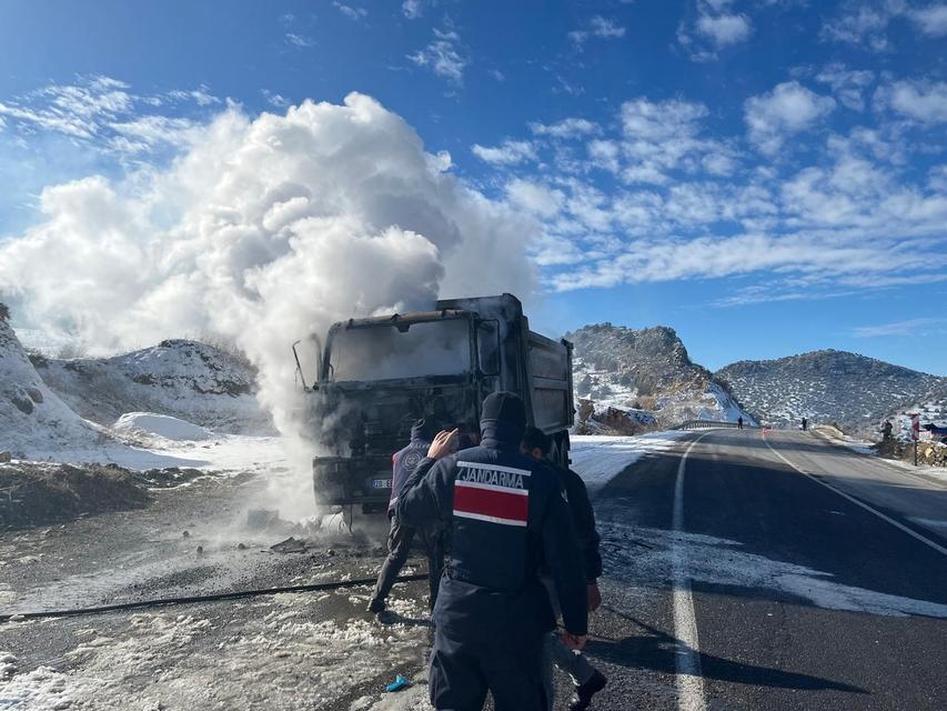 Yanan kamyon kullanılamaz hale geldi