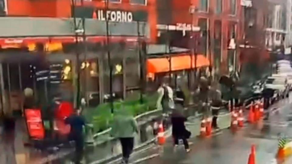 Şehir plancısı kadın fırtınada devrilen tabelanın altında kaldı