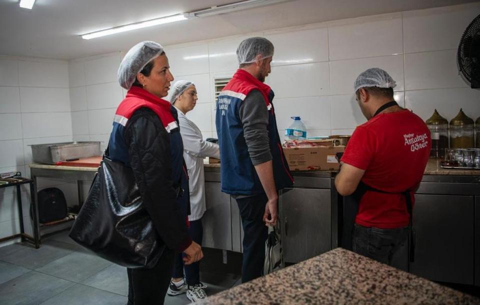 Kuşadası Belediyesi halk sağlığıyla oynayanları affetmiyor