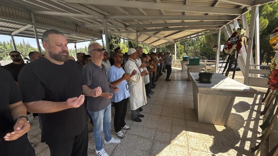 Kan donduran olay! Baba ve oğlu yan yana defnedildi, anne tekerlekli sandalyeyle katıldı