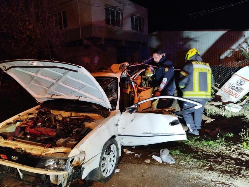 Aydın'da can pazarı: Araçta sıkışan sürücüyü itfaiye ekipleri kurtardı