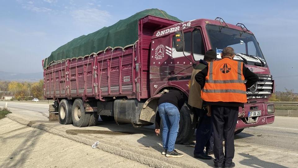 Arıza yapan otomobile kamyon çarptı: 1 ağır yaralı