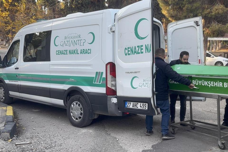 Boşandığı eşi tarafından öldürülen kadının cenazesi morga kaldırıldı