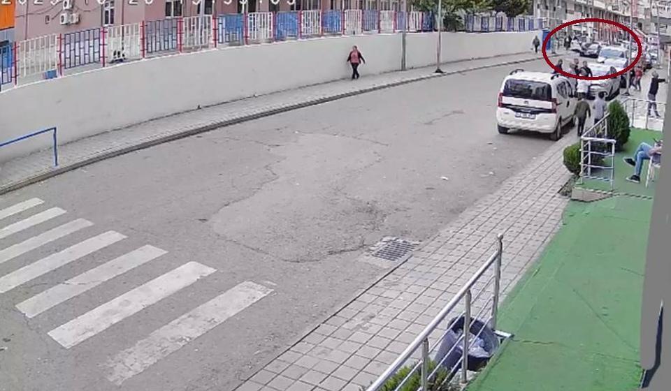Otomobil çocuğa çarptı