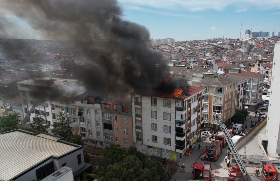 Korkutan çatı yangını: 4 binaya sıçradı