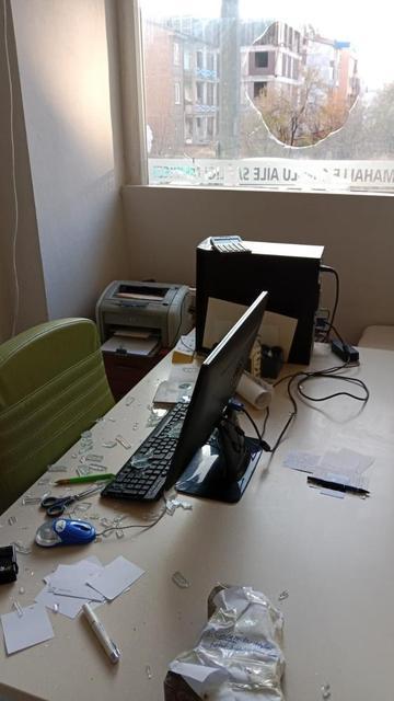 Sağlık merkezine taşlı saldırı, doktora tehdit