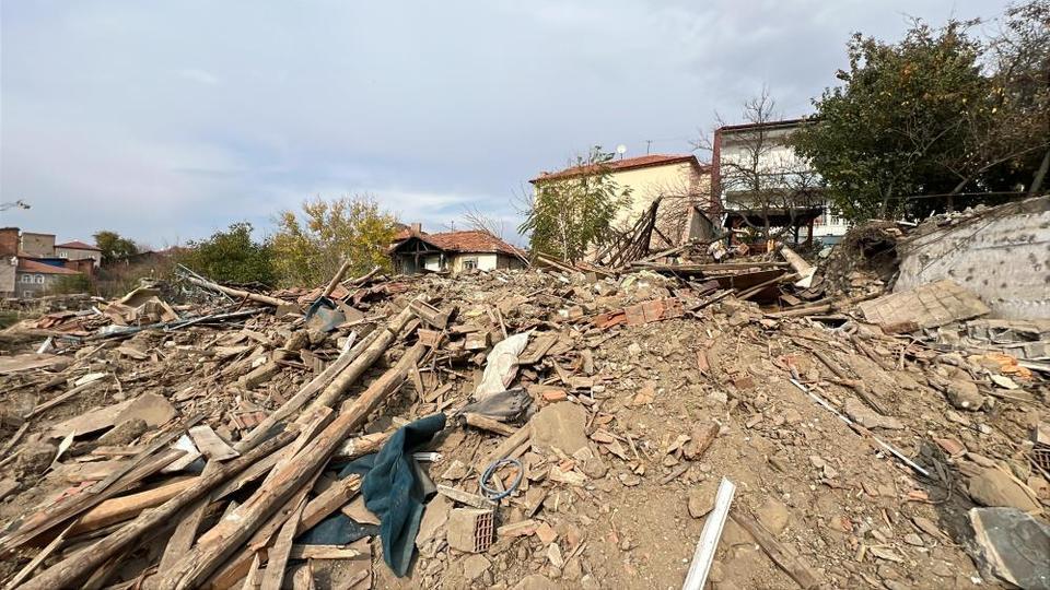 Metruk bina çöktü