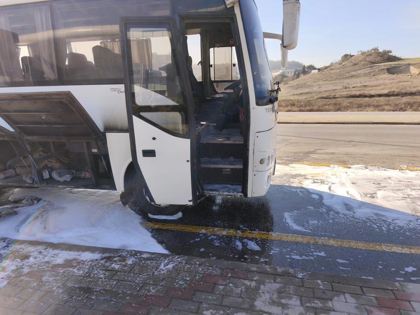 Seyir halindeki işçi servisi alev aldı