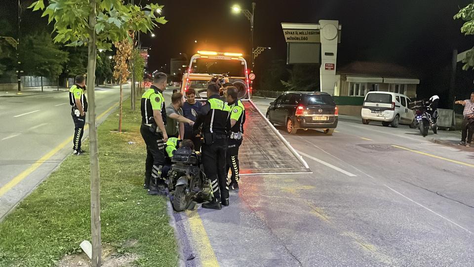 Motosiklet ile elektrikli bisiklet çarpıştı: 2 ağır yaralı