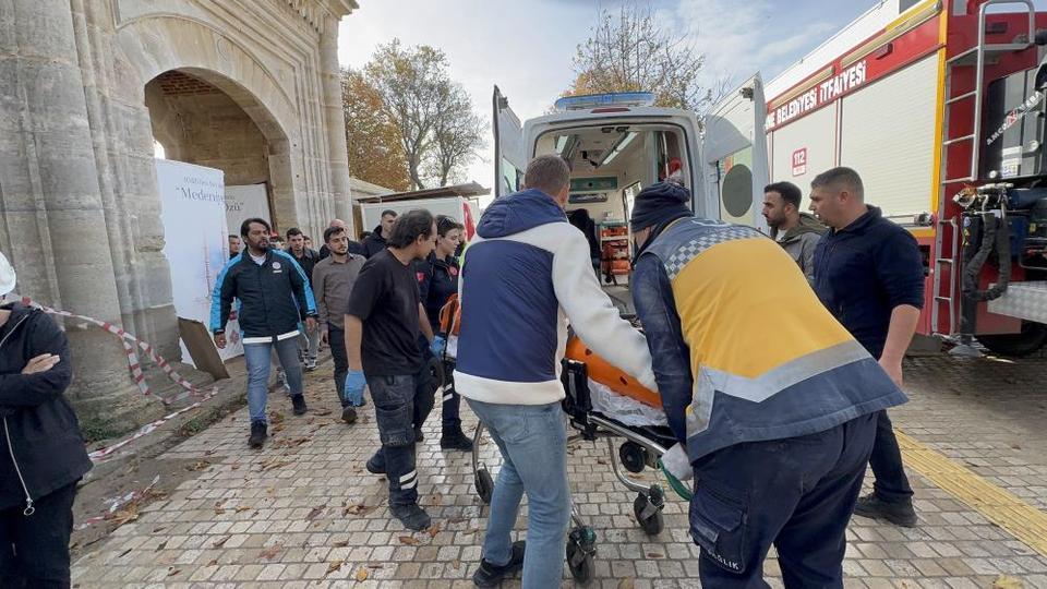 Camii restorasyonunda düşen işçi yaralandı