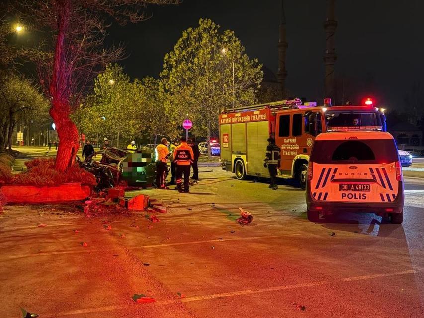 Kaldırıma çarpan otomobil 200 metre savruldu: 1 ölü, 1 ağır yaralı