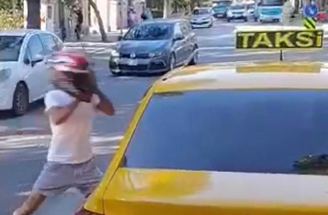 TAKSİCİYE SALDIRDI, DAYAK YEMEKTEN ZOR KURTULDU: O ANLAR KAMERADA