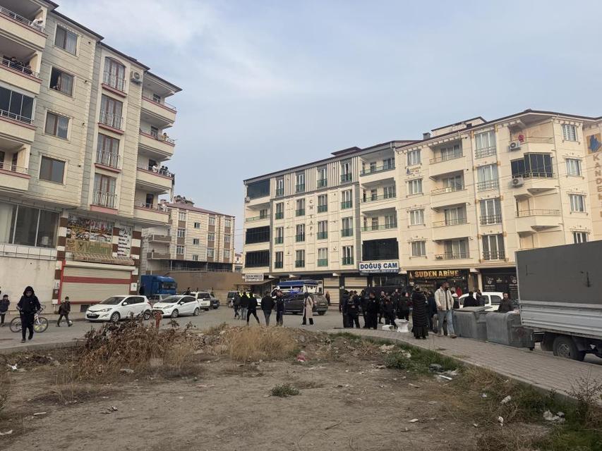 Husumetli iki aile sokak ortasında birbirine girdi