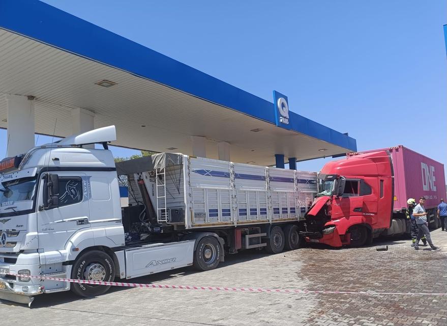 Bayılan tır şoförü istasyondaki tıra çarptı