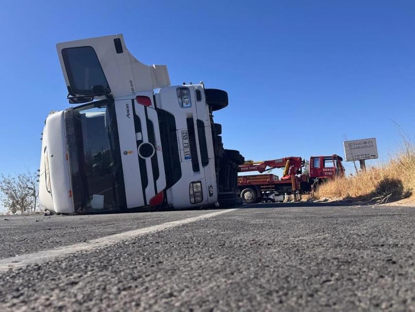 Tekstil hammaddesi yüklü tır devrildi