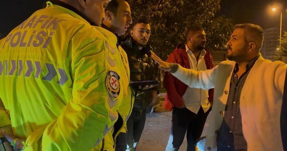 Seyir halindeyken uyuyan sürücü, kaza sonrası da uyumaya devam etti