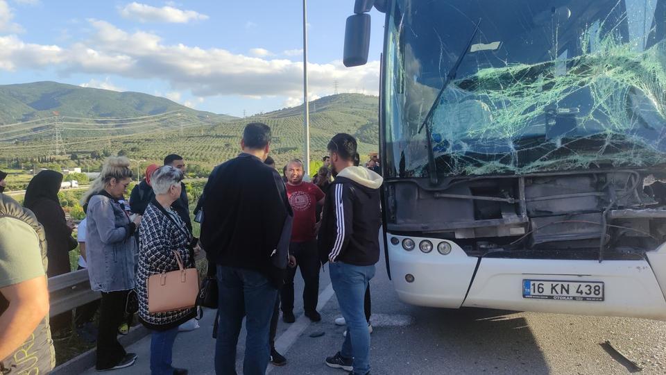 Yalova-Bursa karayolunda içerisinde 38 yolcunun bulunduğu otobüs tıra çarptı. Facianın eşiğinden dönülen kazayı otobüs sürücüsü hafif yaralı olarak atlattı.