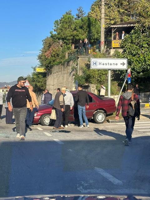 Hastane girişinde kaza: 2 yaralı