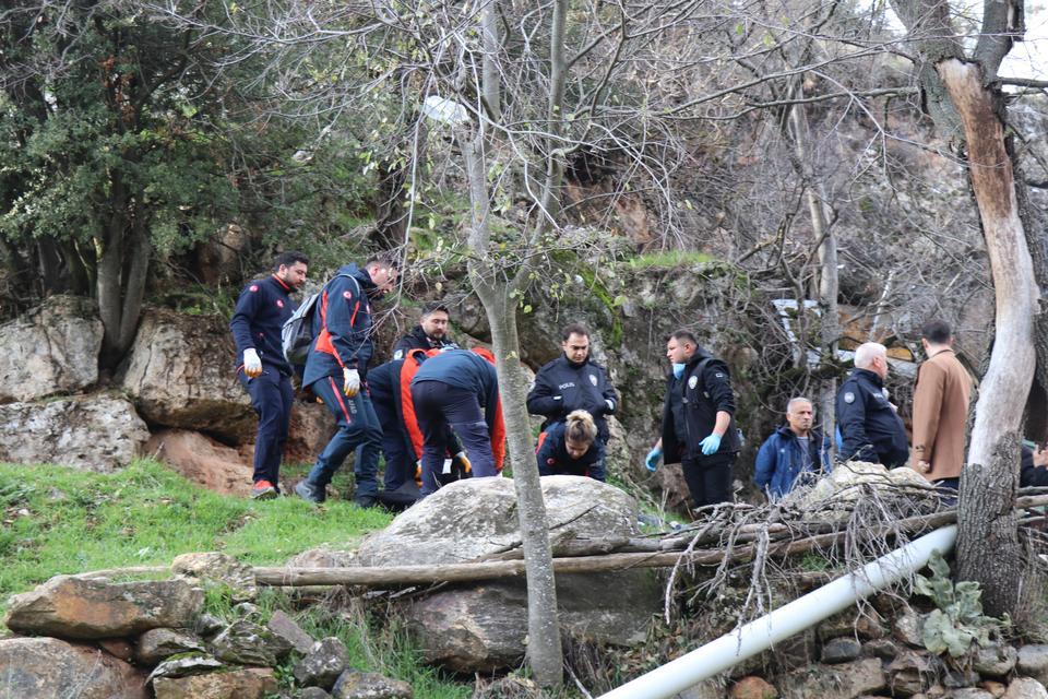 Kayıp yaşlı adam dere kenarında ölü bulundu