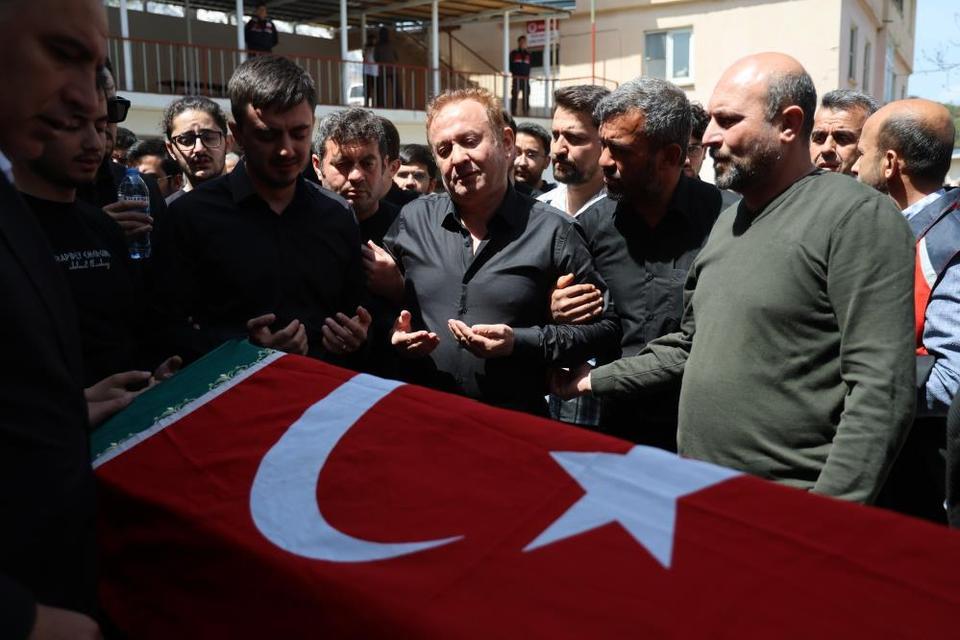 Saldırıda ölen öğretmenin eşi ve çocukları tabut başında gözyaşı döktü