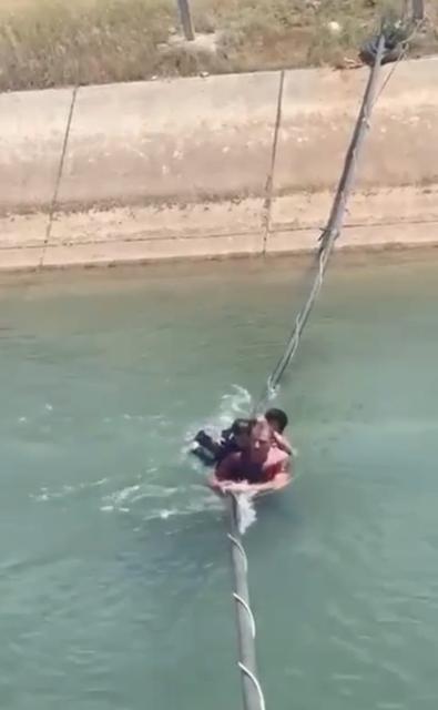 Şanlıurfa’nın Suruç ilçesinde sulama kanalında akıntıya kapılan çocuğun kurtarılma anı saniye saniye kameraya yansıdı.