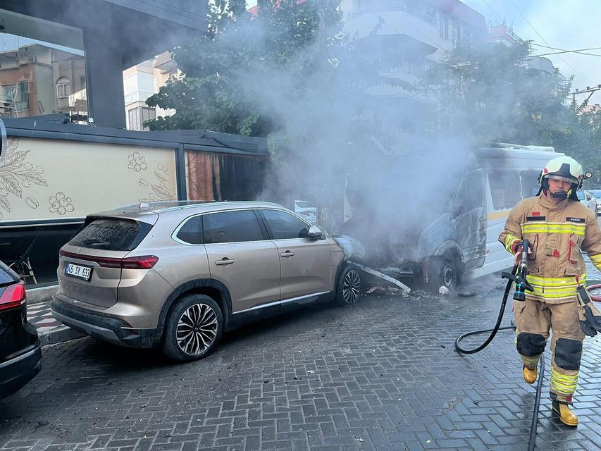 Yanan öğrenci servisindeki 13 çocuk son anda kurtarıldı