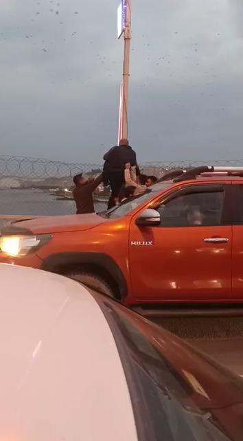 Köprüden atlamak isteyen kişiyi yoldan geçen sürücüler engelledi