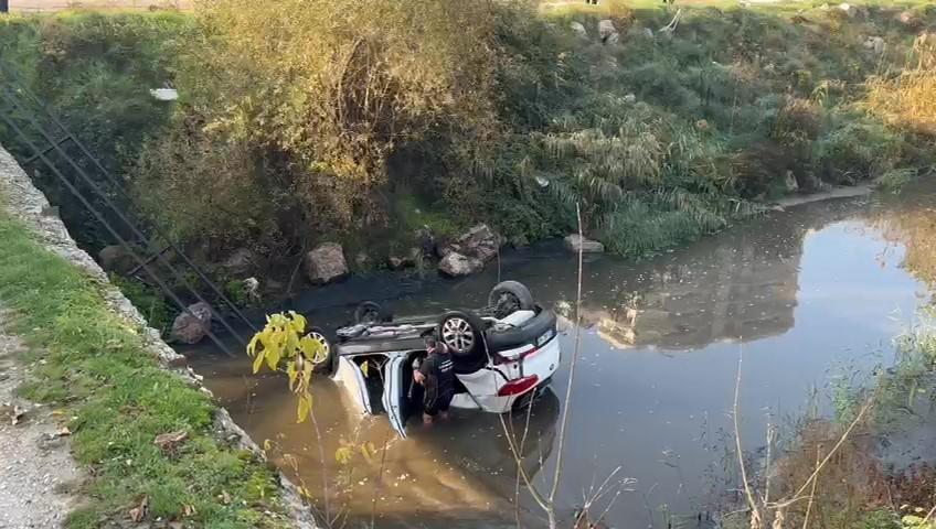 Otomobil köprüden çaya uçtu, 2 kız çocuğunu vatandaşlar kurtardı