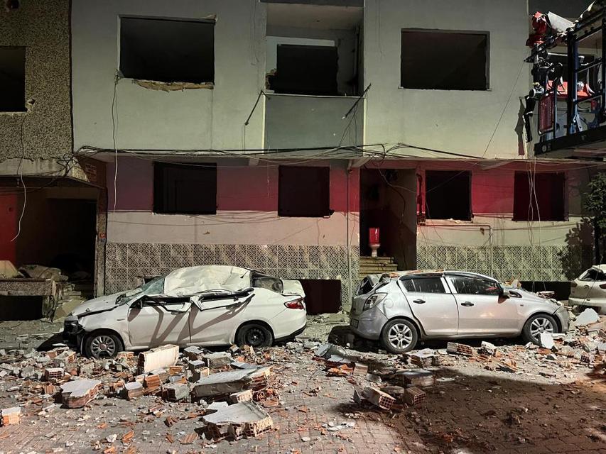 Kentsel dönüşümdeki binadan düşen parçalar, 3 otomobili hurdaya çevirdi