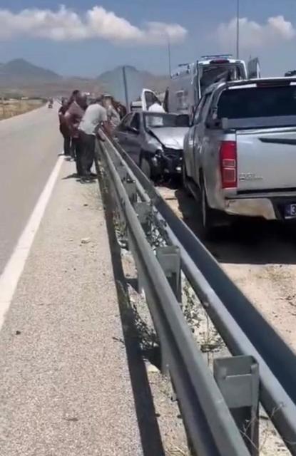 Otomobil ile kamyonet kafa kafaya çarpıştı: 1 ölü