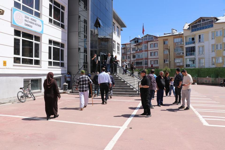 Muhtar kalp krizine yenik düştü, mahalle sandık başına gitti