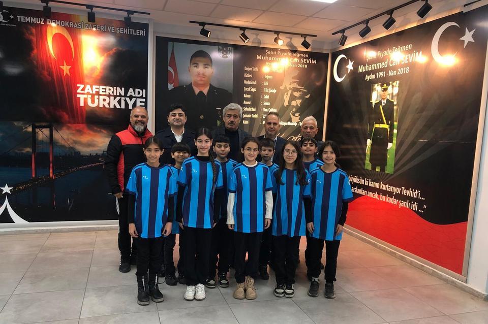 Nazillili iş insanından öğrencilere destek