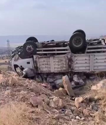 Kamyonet takla atarak ters döndü: 5 Yaralı