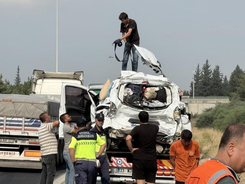 Tır, hafif ticari araca çarptı: Anne ve oğlu hayatını kaybetti, 2 kişi yaralandı