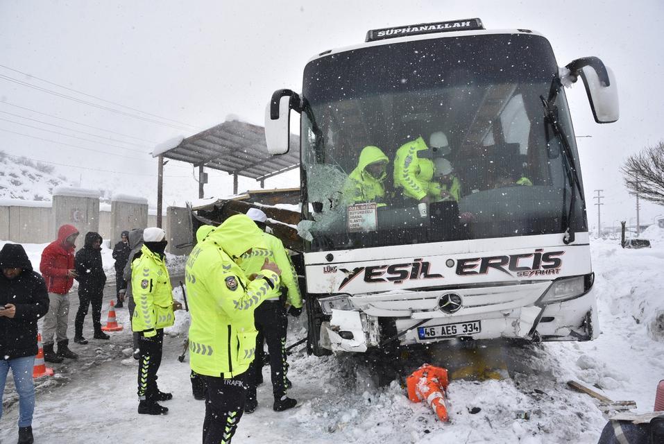 Yolcu otobüsünün polis noktasına çarptı