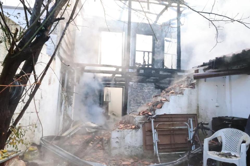 Yangında 2 ev kullanılmaz hale geldi