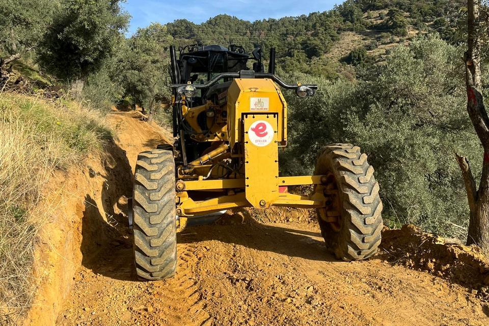 Efeler’de yollar zeytin hasadına hazır hale getirildi