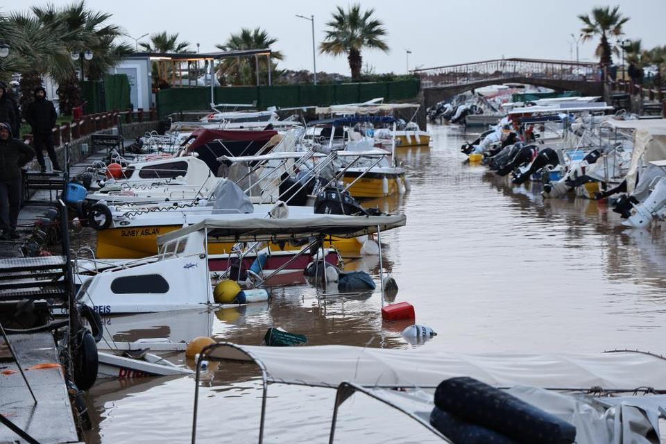 Kuşadası'nda sağanak yağış tekneleri batırdı