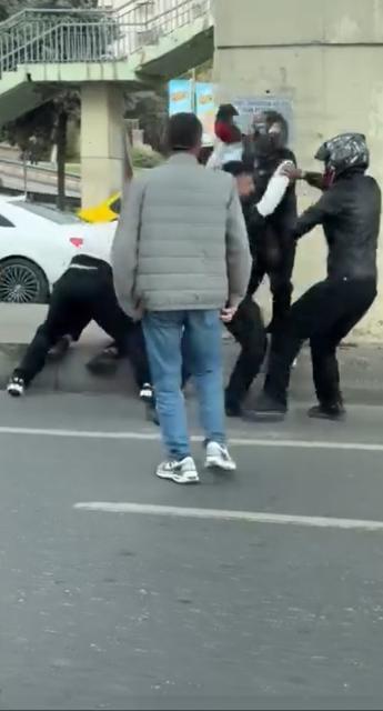 Motorcular arasında çıkan kavgada tekme ve yumruklar havada uçuştu